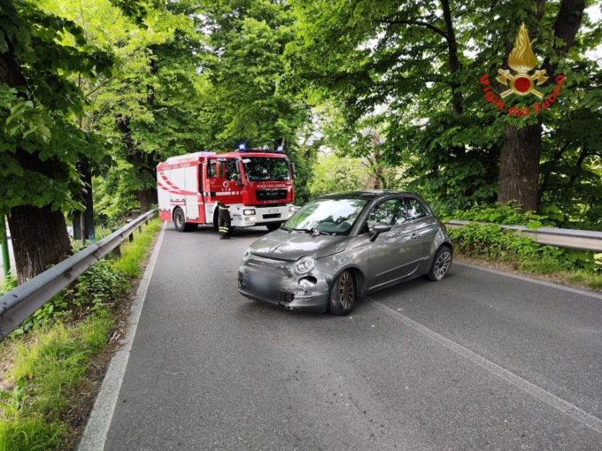 Sbanda con l’auto e finisce contro il guard rail: ferita una 32enne