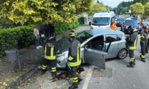 Finisce con l'auto contro un albero: soccorsa una anziana a Giussano