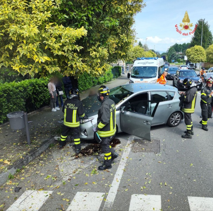 Finisce con l’auto contro un albero: soccorsa una anziana a Giussano
