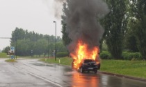 Auto in fiamme a Varedo: strada chiusa, traffico in tilt