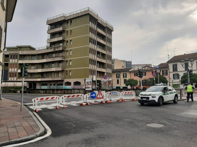 Polizia locale in prima linea durante il maltempo: agente assiste una donna in procinto di partorire mentre è bloccata nel traffico