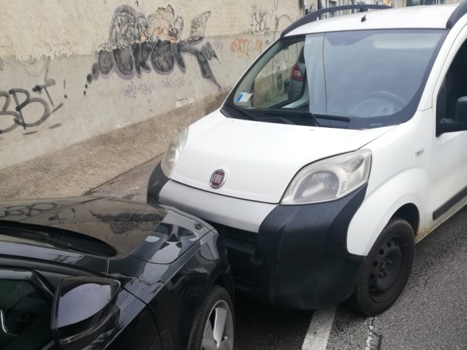 Imbocca la strada in contromano e si scontra con due veicoli