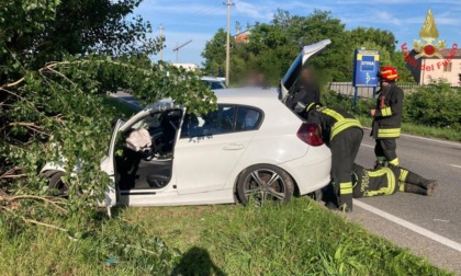Si schianta con l'auto contro un albero, 37enne in gravi condizioni