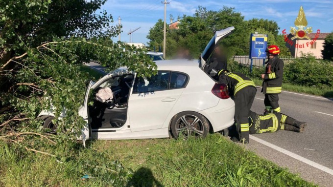 Si schianta con l’auto contro un albero, 37enne in gravi condizioni
