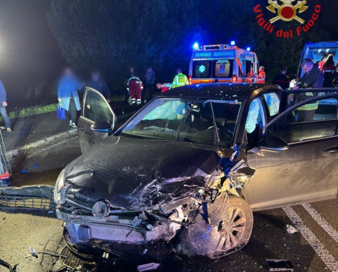 Schianto nella notte a Lissone, tre giovani feriti