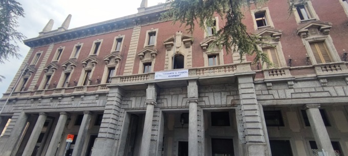 Lo striscione contro tutte le guerre esposto sulla facciata del Comune