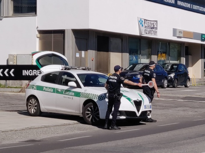 Auto senza revisione, 2mila euro di multa e fermo amministrativo
