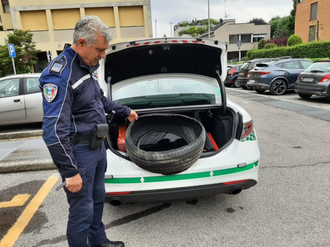 Si squarcia la gomma dell’auto durante il trasporto organi: corsa contro il tempo della Polizia Locale