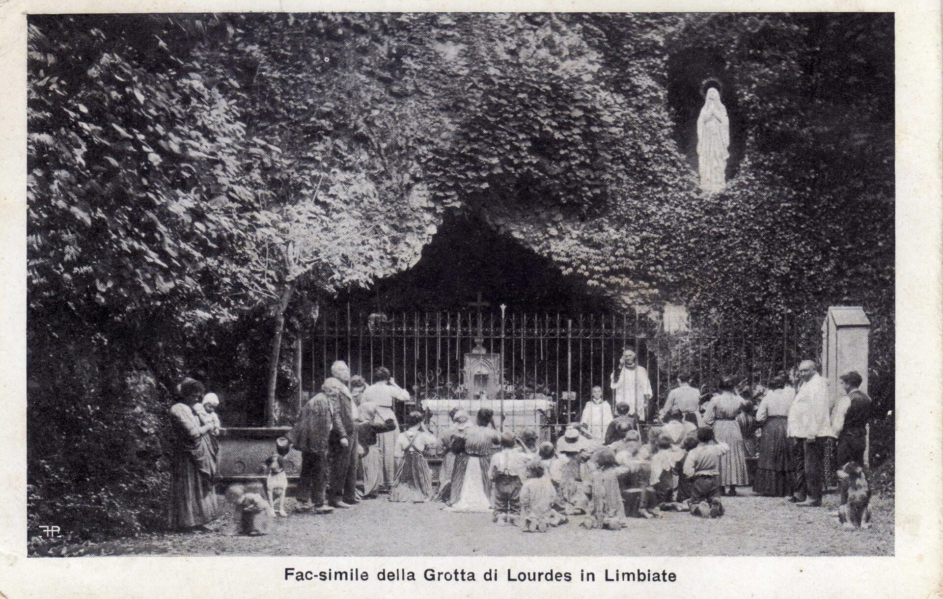 Grotta Lourdes Limbiate (foto archivio Carlo Piu)