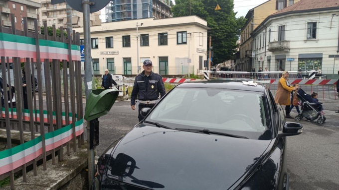 Perde il controllo dell’auto e si schianta contro il muro
