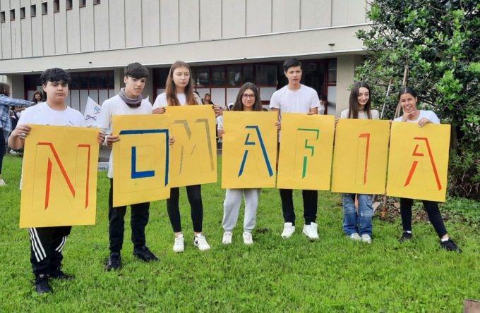 Alla scuola Manzoni piantato l’albero di Falcone