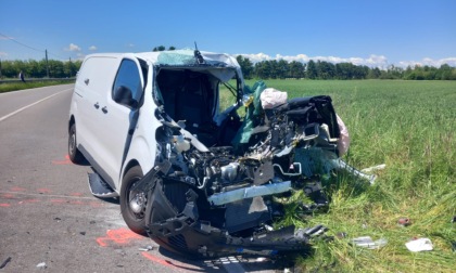 Scontro frontale tra un camion e un furgone, muore 41enne di Cesano Maderno