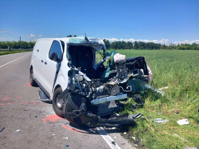 Scontro frontale tra un camion e un furgone, muore 41enne
