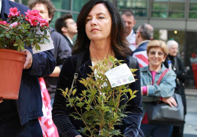Flash mob davanti a Palazzo Lombardia: consegnati 35 alberi “Uno per ogni chilometro di autostrada che attraverserà la Brianza”
