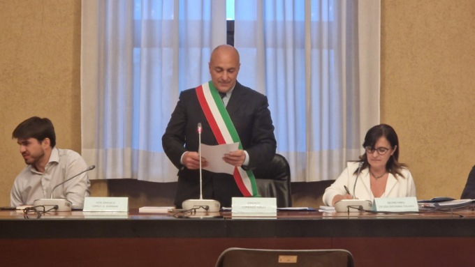 Villasanta, il neo sindaco Galli giura sulla Costituzione e si commuove