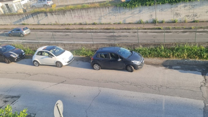 Decine di gomme tagliate, residenti sul piede di guerra