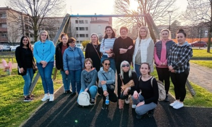 Dopo la petizione, le mamme: "Vetri rotti e rifiuti, al parco giochi non è cambiato niente"