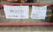 Protesta  nelle scuole di Paina: striscioni sui cancelli per il «diritto alla settimana corta»