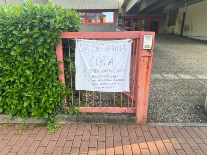 Giussano, striscioni sulla scuola di Paina