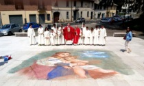 Don Giuseppe sorprende tutti a Robbiano con una foto «miracolosa» e un dipinto sul sagrato