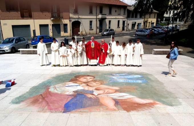 Don Giuseppe sorprende tutti a Robbiano con una foto «miracolosa» e un dipinto sul sagrato