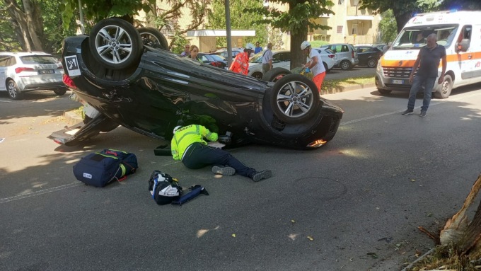 Vimercate, ancora un incidente con ribaltamento in via Pellizzari