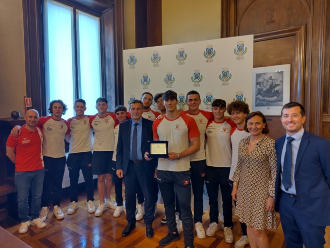 In Comune l’omaggio per l’Under 18 e l’Under 20 del Nuoto Club Monza