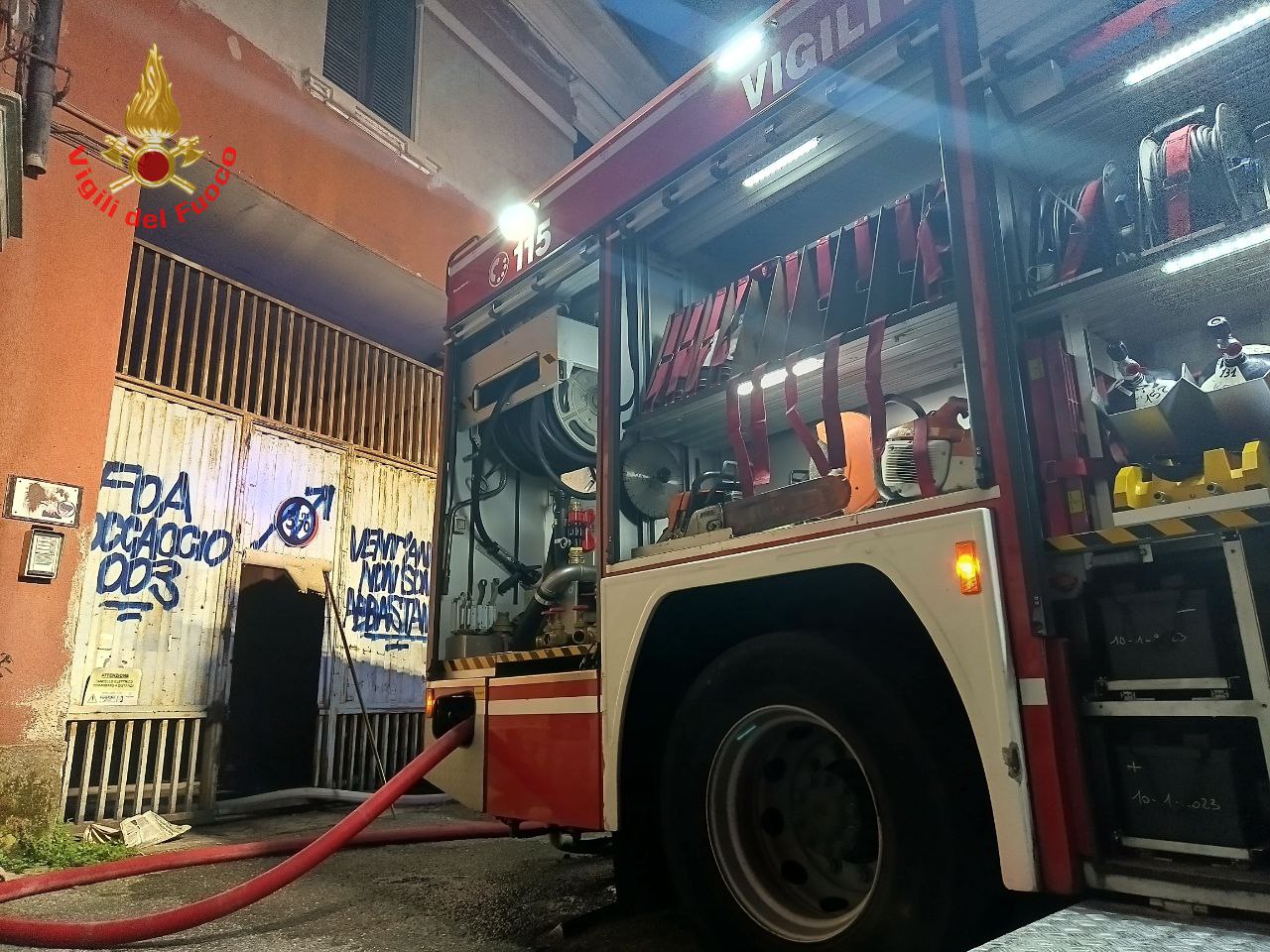 incendio Monza area dismessa via Manara pompieri vigili del fuoco