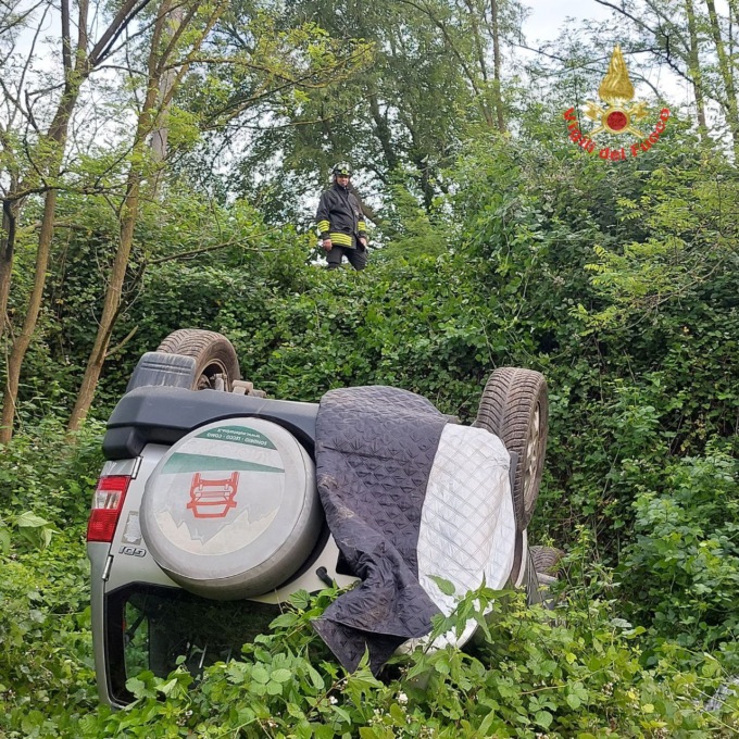 Auto finisce fuori strada e si ribalta: due persone in ospedale