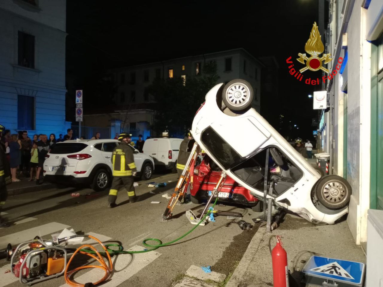 Monza incidente in via Stelvio auto si ribalta contro un'auto con due persone dentro