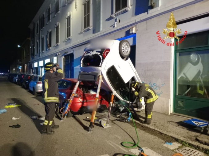 Si schianta contro un palo e si ribalta contro un’auto con due persone dentro