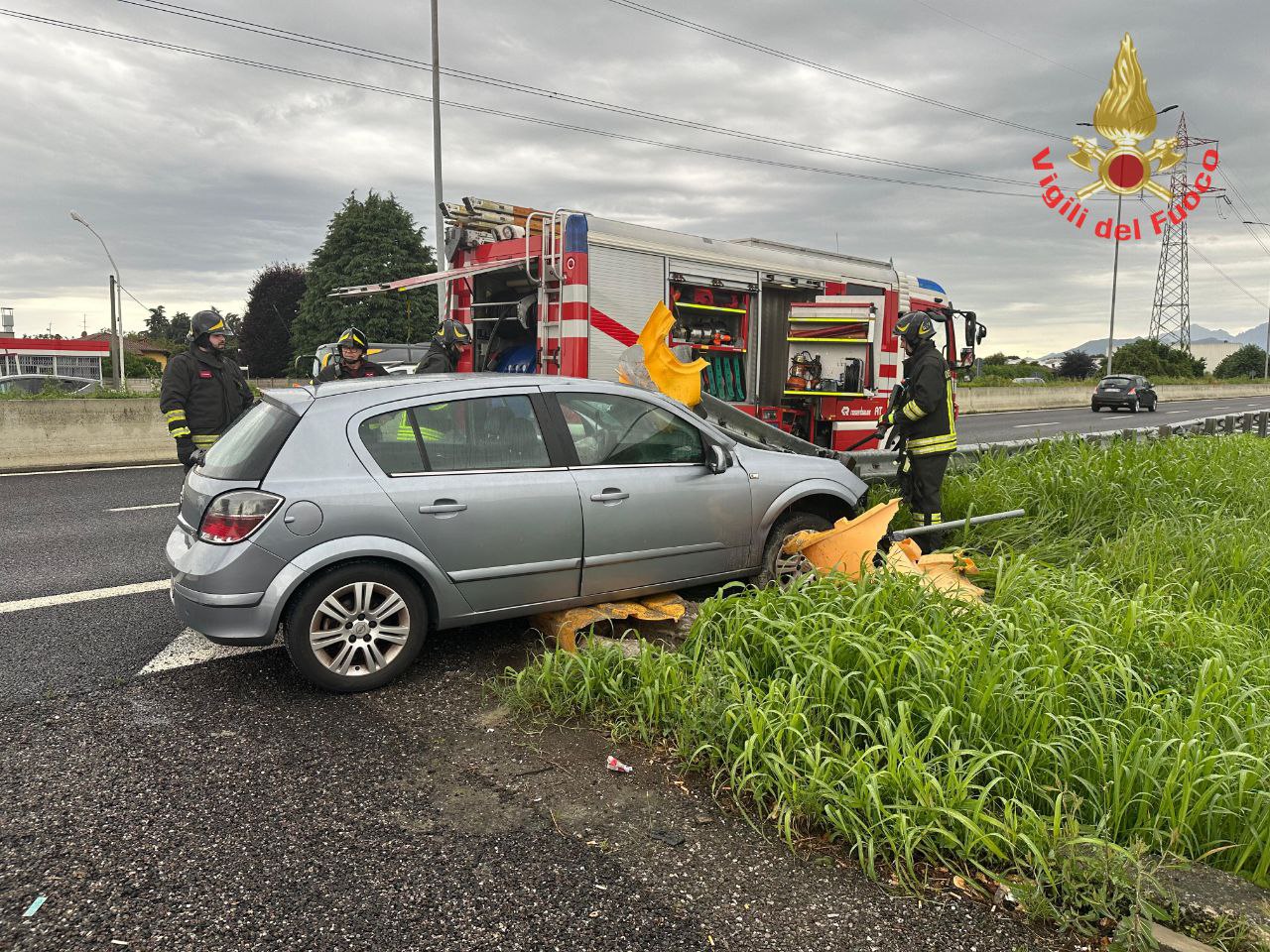 Carate auto contro Valassina vigili del fuoco guard rail