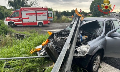 L'auto finisce contro il guard rail