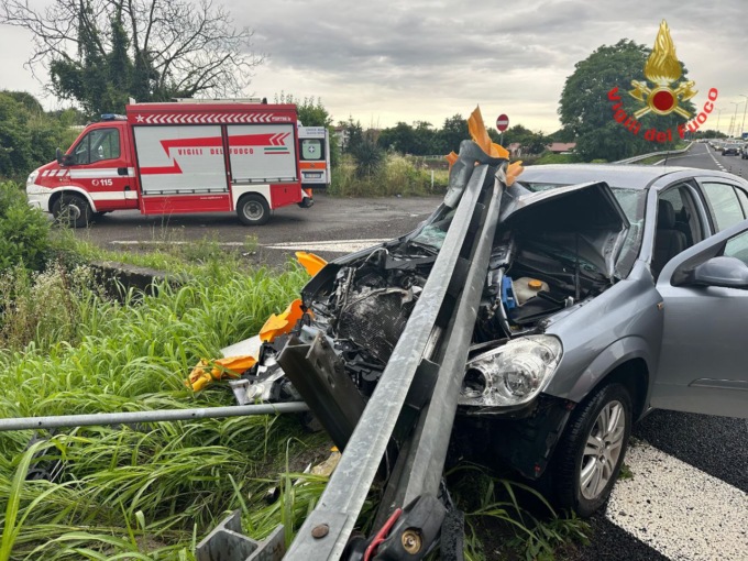 L’auto finisce contro il guard rail