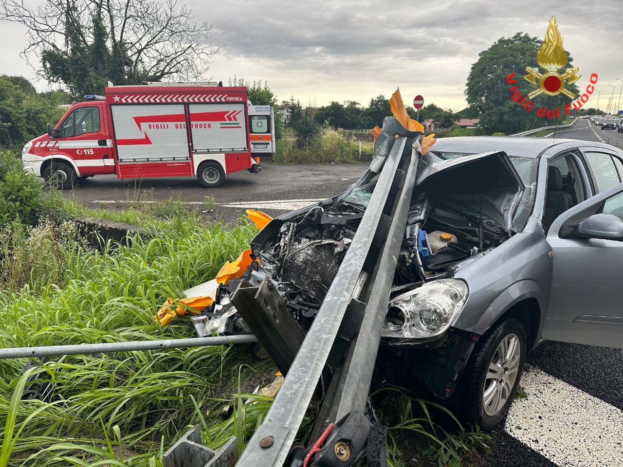 Carate auto contro Valassina vigili del fuoco guard rail