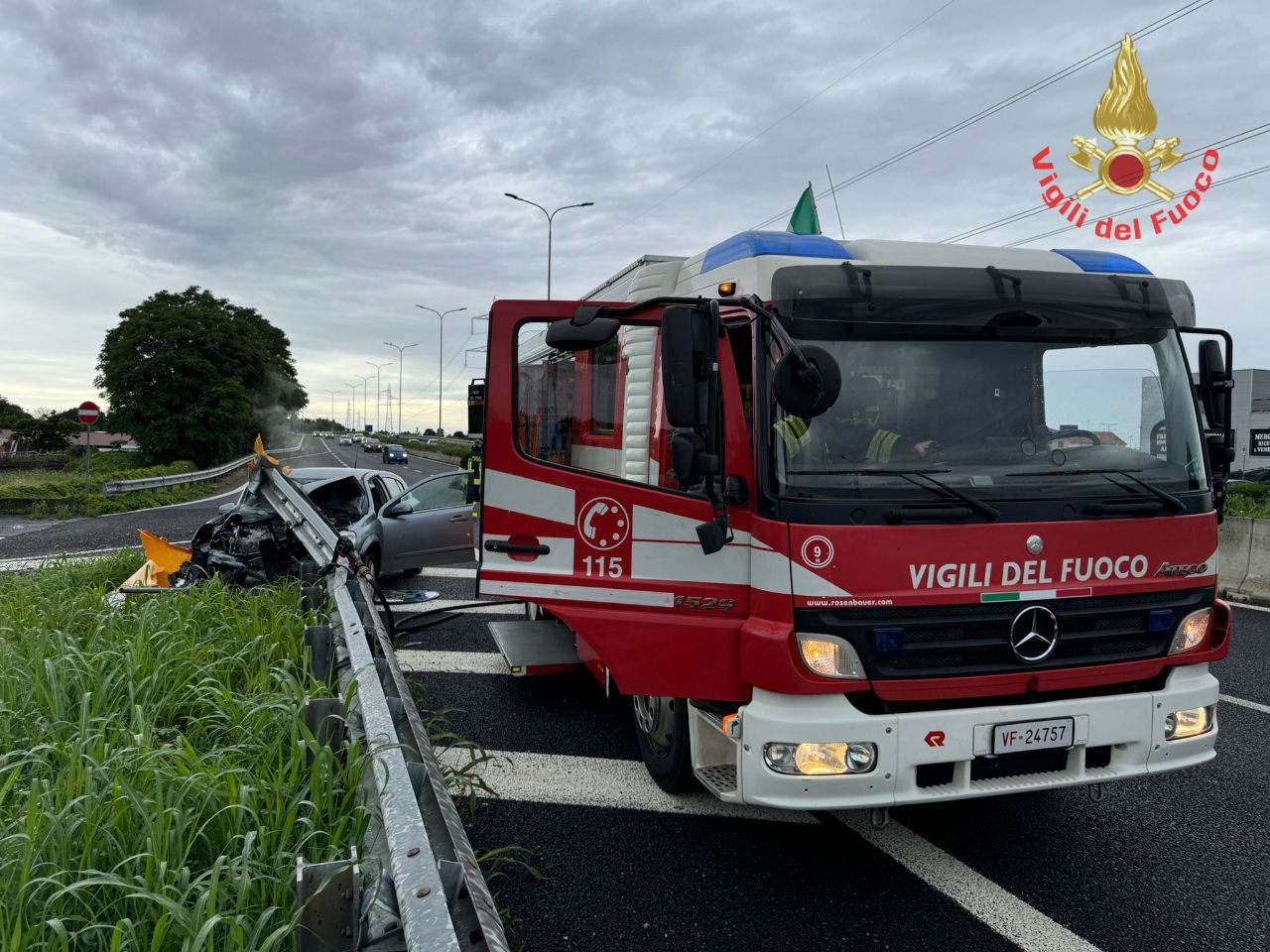 Carate auto contro Valassina vigili del fuoco guard rail