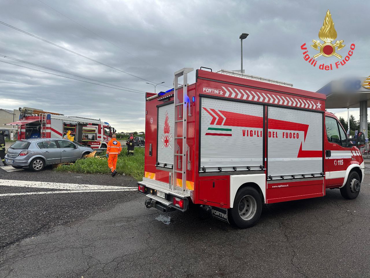 Carate auto contro Valassina vigili del fuoco guard rail