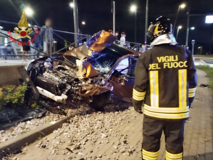 Giallo a Lesmo: si schianta in rotonda con l’auto, poi si dilegua
