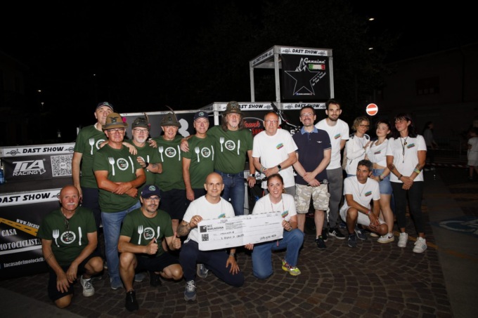 Dagli Alpini di Meda un assegno all’associazione Il regalo di Carlotta