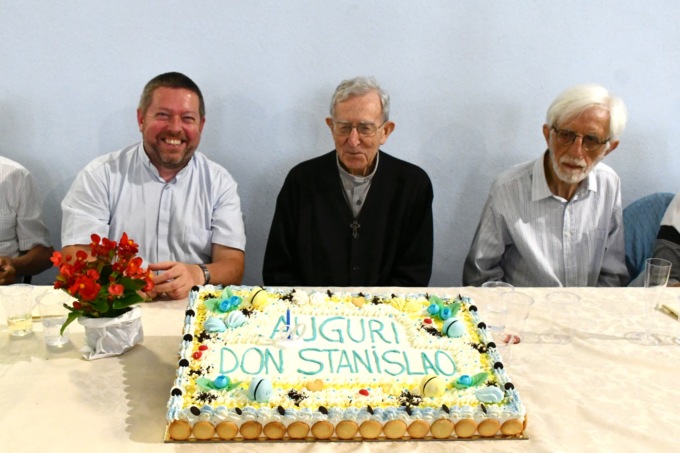 L’ex parroco don Stanislao festeggia 90 anni