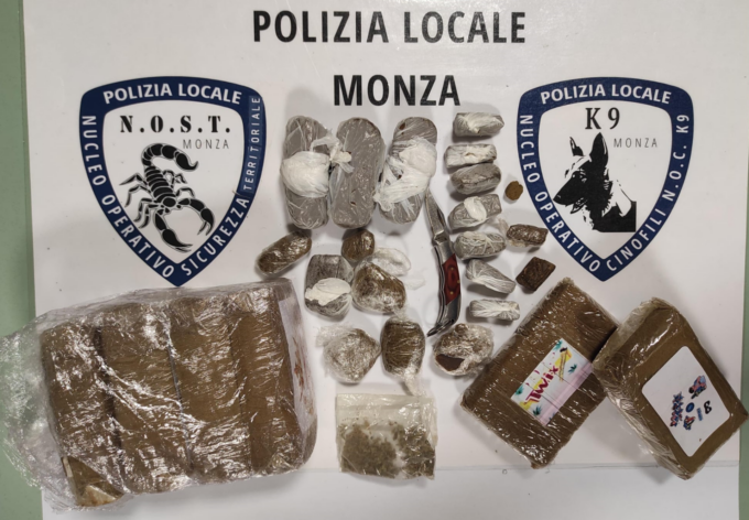 Hashish e banconote: arrestato spacciatore