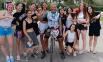 Raggiunge la Calabria in bici da Arcore e le "sue" ragazze del volley si laureano campionesse d’Italia