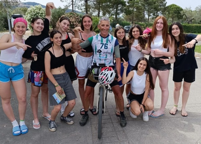 Raggiunge la Calabria in bici da Arcore e le “sue” ragazze del volley si laureano campionesse d’Italia