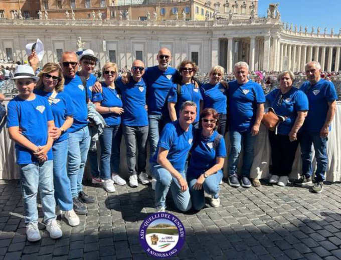 L’abbraccio del Papa agli “Amici della Brianza”