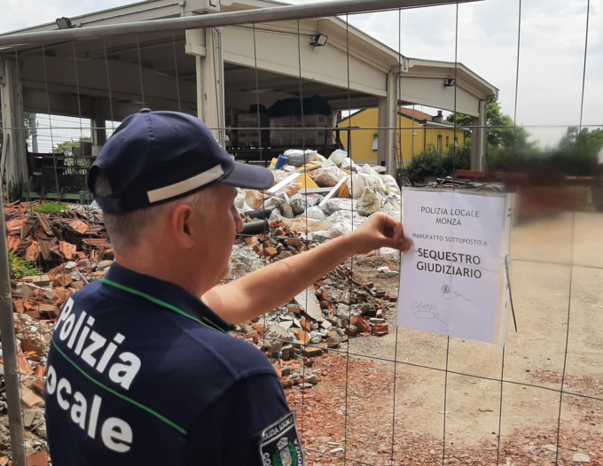 Eternit, materiale isolante, rifiuti vari: sequestrata maxi discarica abusiva