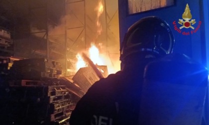 Maxi incendio nella notte: a fuoco un capannone di batterie