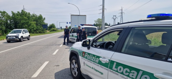 Girava con una patente internazionale falsa: beccato dalla Polizia locale