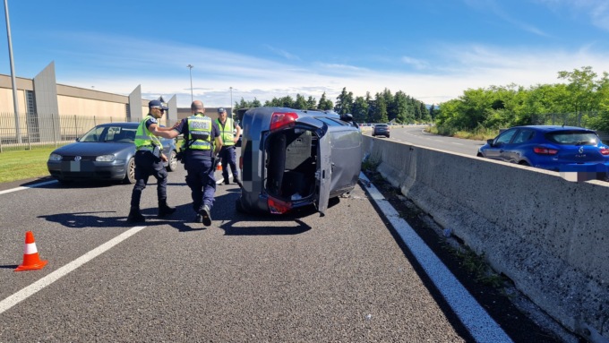 Si ribalta con l’auto sulla provinciale, soccorso un 30enne