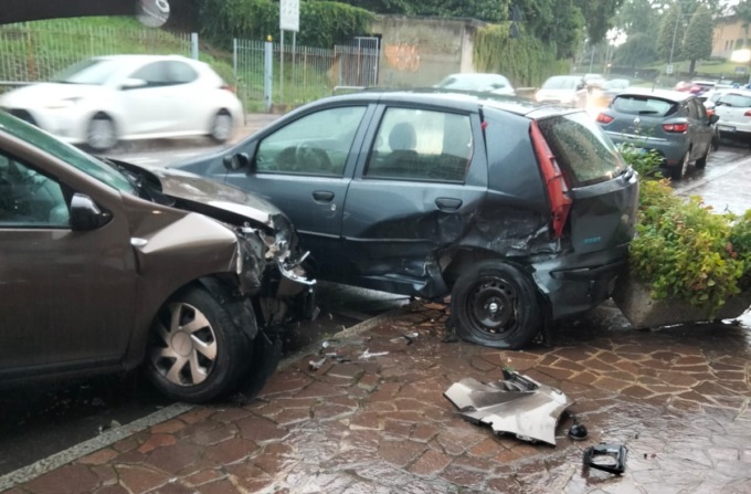 Lesmo: maxi carambola tra auto, attimi di paura in centro paese