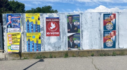 Manifesti delle europee coperti da quelli della civica di Centrodestra, è polemica